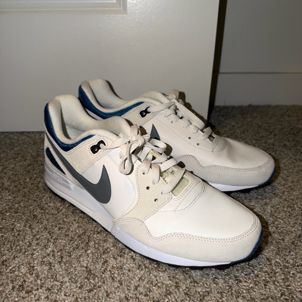Nike Men's Cream and Gray Sneakers